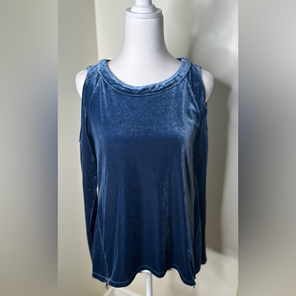 Patrizia Luca cold shoulder velvet top size small